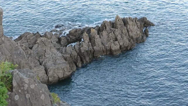 尖った岩場を見下ろす海の風景。