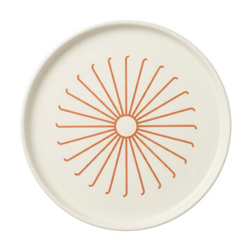 Piatto rotondo in ceramica color crema con un motivo geometrico minimalista color terracotta a forma di sole radioso, isolato su sfondo bianco.