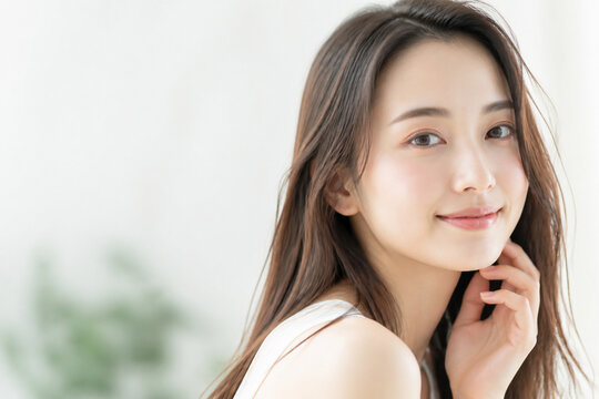 笑顔で頬に手を添える日本人女性美容 Generative AI