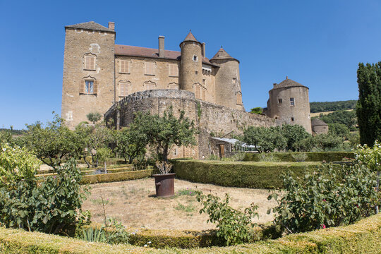 Le Ch&acirc;teau de Berz&eacute;-le-Ch&acirc;tel est la forteresse m&eacute;di&eacute;vale la plus grande et la mieux conserv&eacute;e en Sa&ocirc;ne-et-Loire en Bourgogne. Monument historique, d&eacute;cor de film