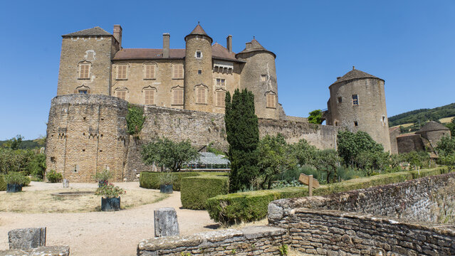 Le Ch&acirc;teau de Berz&eacute;-le-Ch&acirc;tel est la forteresse m&eacute;di&eacute;vale la plus grande et la mieux conserv&eacute;e en Sa&ocirc;ne-et-Loire en Bourgogne. Monument historique, d&eacute;cor de film