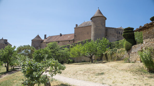 Le Ch&acirc;teau de Berz&eacute;-le-Ch&acirc;tel est la forteresse m&eacute;di&eacute;vale la plus grande et la mieux conserv&eacute;e en Sa&ocirc;ne-et-Loire en Bourgogne. Monument historique, d&eacute;cor de film