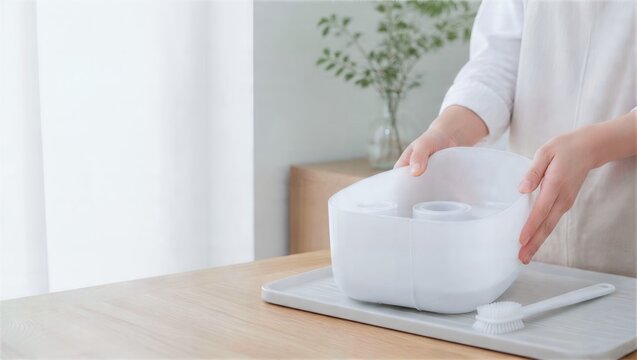 電源を外した加湿器タンクを掃除する手元