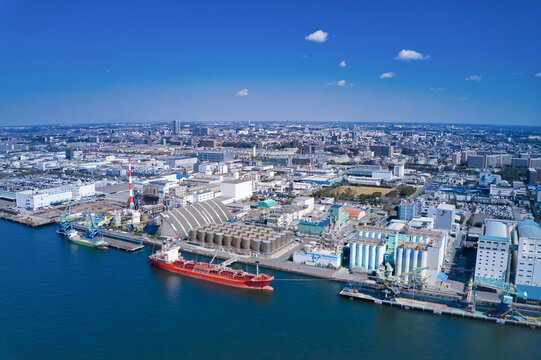 工業地帯のドローン空撮。産業、製造業、工場、港湾、船舶、エネルギー、石油、原油、LNG、電力、海運