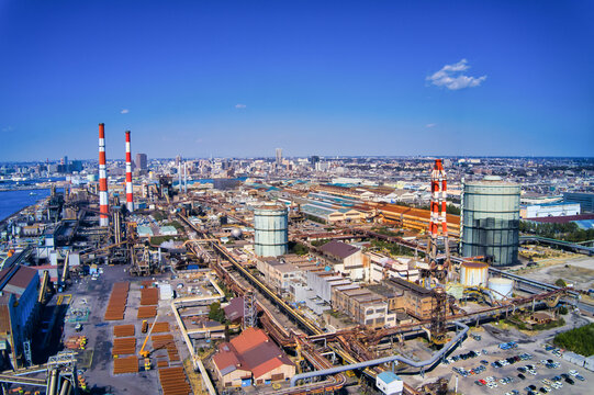 工業地帯のドローン空撮。工場、製造業、産業、煙突、エネルギー、生産、石油化学、製油所、鉄工業、電力