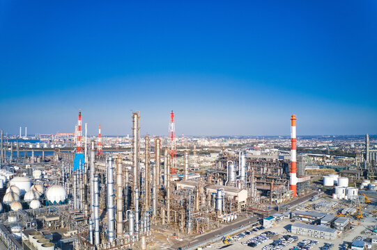 工業地帯のドローン空撮。工場、産業、エネルギー、石油化学、製油所、資源、原油、石油、環境、技術、日本