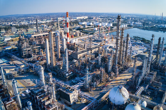 工業地帯のドローン空撮。工場、産業、エネルギー、石油化学、製油所、資源、原油、石油、環境、技術、日本