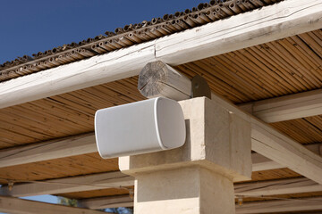 Cassa audio esterna sulla copertura in legno e canne - vista laterale destra