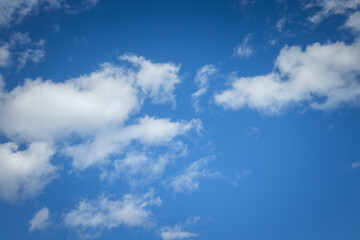 Obraz premium Clear blue sky with scattered white clouds