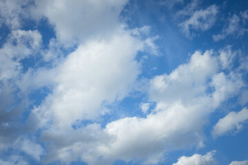 Obraz premium Clear blue sky with scattered white clouds