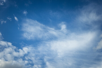 Obraz premium Clear blue sky with scattered white clouds