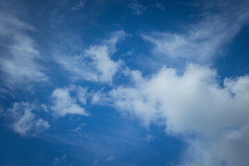 Obraz premium Clear blue sky with scattered white clouds