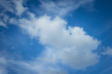 Obraz premium Clear blue sky with scattered white clouds