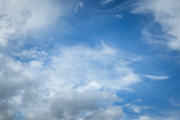 Obraz premium Clear blue sky with scattered white clouds