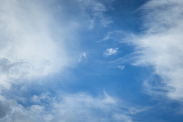 Obraz premium Clear blue sky with scattered white clouds