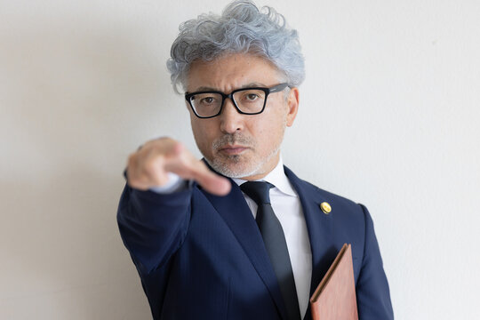 書類を持って前方を指し示す弁護士
