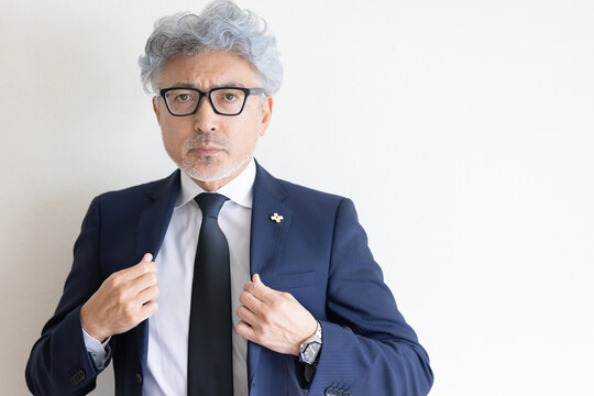 スーツ姿で身だしなみを整える検察官のポートレート
