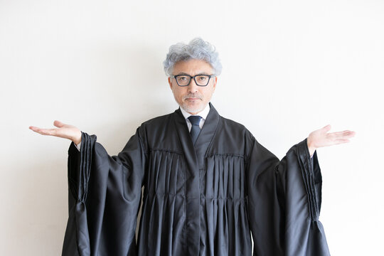 両手を広げて公平な判断を示す法服姿の男性裁判官
