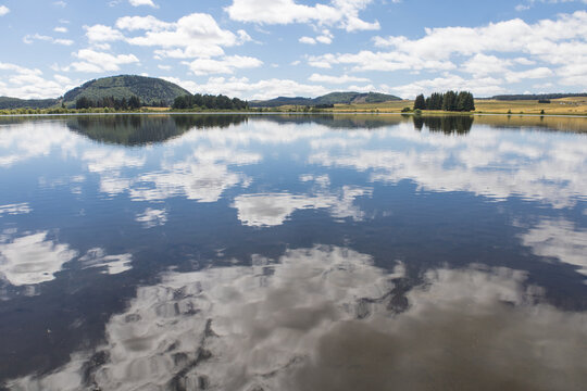 Le lac de Bourdouze est un lac situ&eacute; dans le d&eacute;partement du Puy-de-D&ocirc;me &agrave; proximit&eacute; du puy de Sancy. Le lac est situ&eacute; sur la commune de Besse-et-Saint-Anastaise.