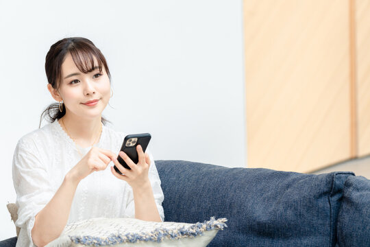 スマホを使う女性