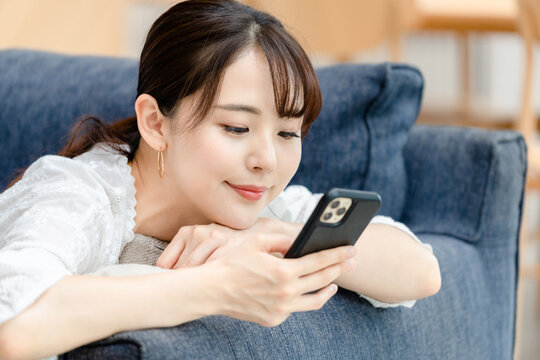 スマホを使う女性