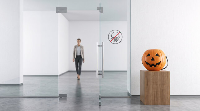 Citrouille d'Halloween &agrave; l'entr&eacute;e d'un b&acirc;timent signal&eacute; non-fumeur