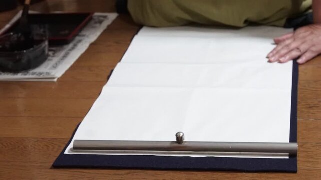 習字をする女性