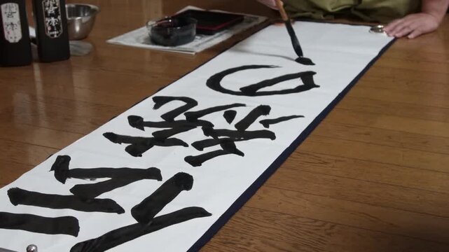 習字をする女性