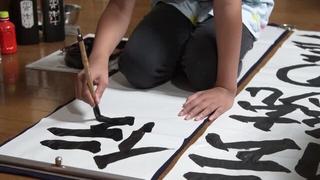 習字をする女の子