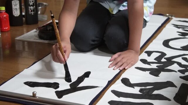 習字をする女の子