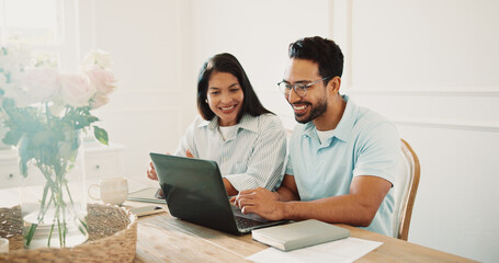Obraz premium Happy, couple and online in house with laptop, support and browsing website for job search together. People, dating and smile in home with computer, application and optimistic for hiring opportunity.