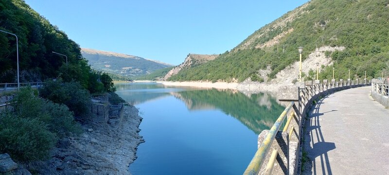 Imponente struttura della diga del Lago di Fiastra tra le montagne dei Monti Sibillini
