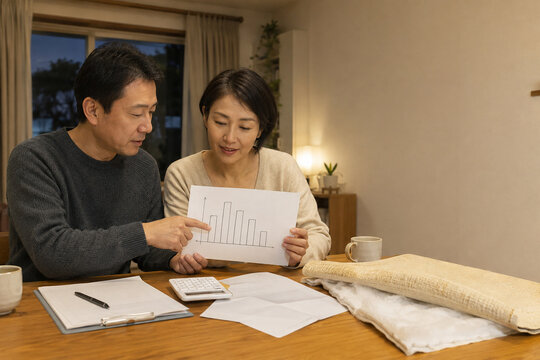 Couple Planning Winter Energy Savings and Household Expenses,
冬の省エネ対策と家計支出を計画する夫婦