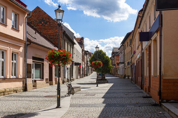 Przyozdobiony koszami z kwiatami deptak na starówce w Wadowicach   Wadowice old town street with flower baskets © Adrian White
