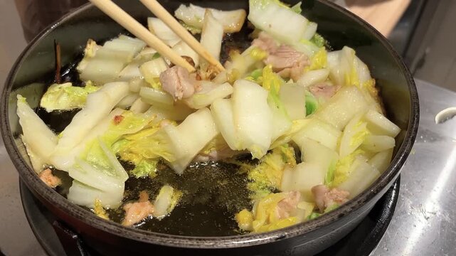 とり白菜鍋 鉄鍋で鶏肉と白菜を焼く