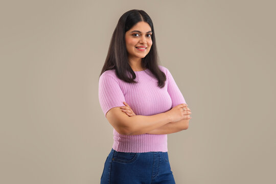 PORTRAIT OF A YOUNG WOMAN POSING IN FRONT OF CAMERA 