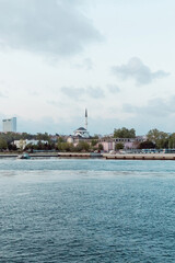 Obraz premium Serene seascape view of Istanbul coastline with urban skyline with mosque and blue waters