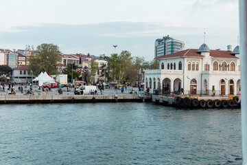 Obraz premium Scenic coastal view of Istanbul featuring blue waters and harbor 