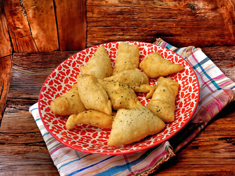 Piatto di pasta fritta dorata tradizionale italiana servita su tavolo di legno rustico 1549a