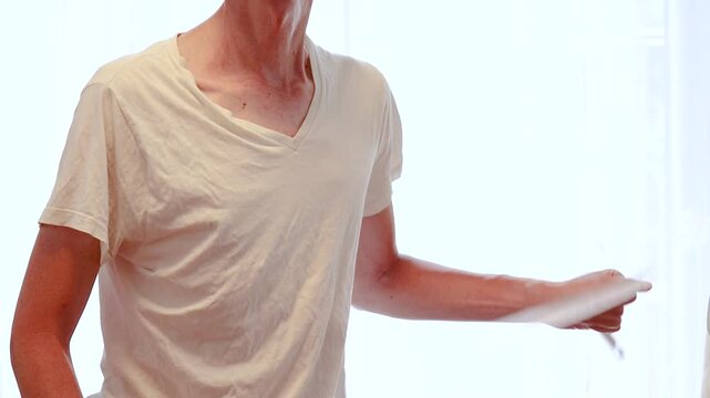 手にしたうちわで扇ぐ男性