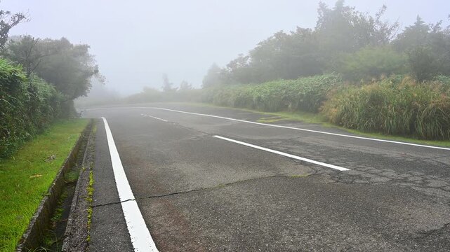 伊豆半島　西伊豆スカイライン　濃霧と強風の小土肥駐車場
