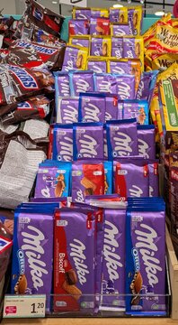 Coloridas tabletas de chocolate Milka, versiones Milka Oreo y Milka Biscoff, en expositor de un supermercado Normal de Madrid, Espa&ntilde;a, 12 de junio de 2026