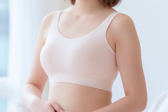 バストケア用補整ブラを着た女性の広告イメージ
