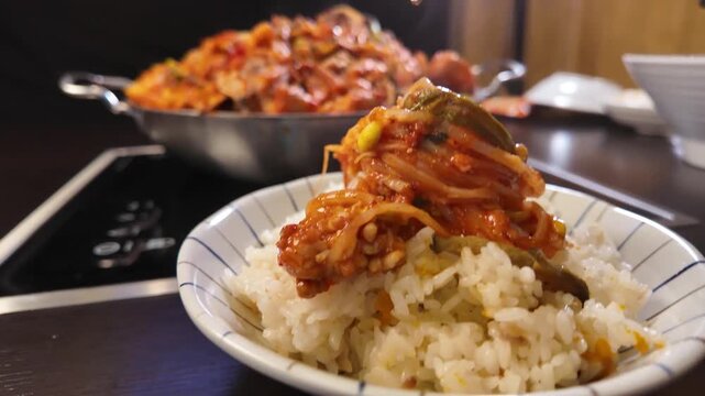 밥과 위 매운 아귀찜을 올리는 젓가락