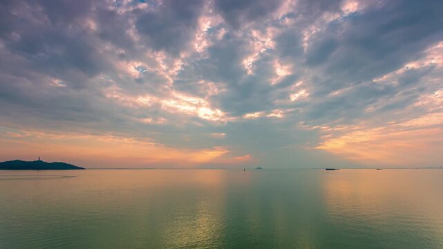 Hefei Chaohu Zhongmiao Sunset Tyndall Light Timelapse: Golden Rays Pierce Clouds Over Mirror-Like Waters at Dusk