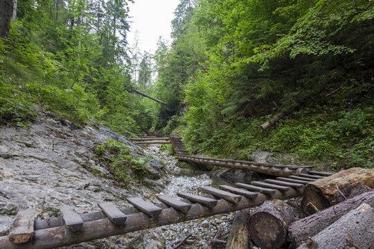 Abenteuerlicher Holzsteig durch eine wilde Felsenschlucht