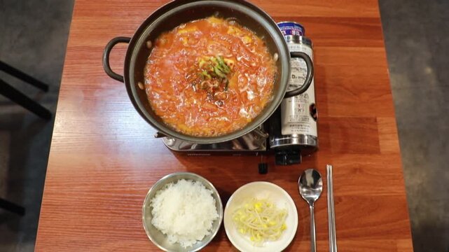 가스버너 위 냄비에서 끓고 있는 김치찌개