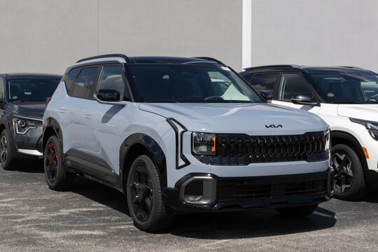 Kia Seltos X-Line S AWD Compact SUV at a dealership. Kia offers the Seltos with a 2.0L MPI 4-Cylinder engine. MY:2027