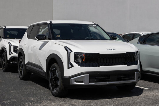 Kia Seltos S AWD Compact SUV at a dealership. Kia offers the Seltos with a 2.0L MPI 4-Cylinder engine. MY:2027