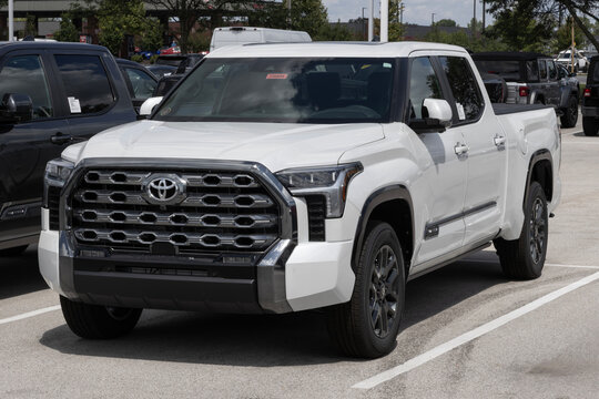 Toyota Tundra 4X4 Premium Crewmax 6.5 display. Toyota offers the Tundra with an i-FORCE Twin-Turbo V6 engine. MY:2026